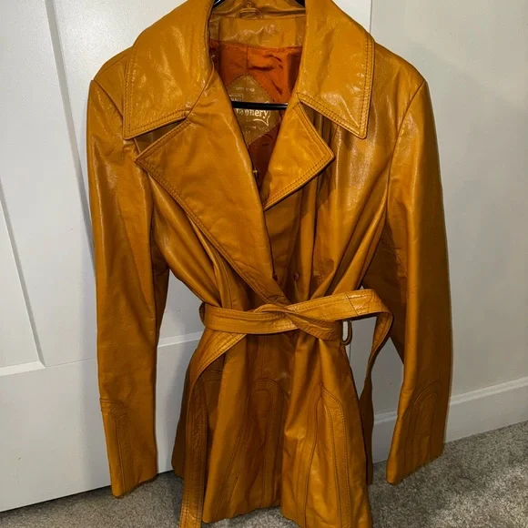 yellow leather trench coat - Picture 3 of 11